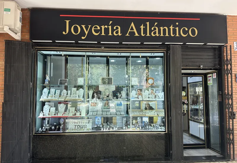 Fachada de Joyería Atlántico con el rótulo negro y dorado