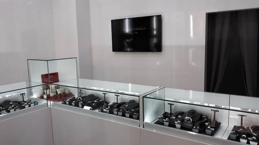 Interior de Joyería Atlántico con vitrinas iluminadas
