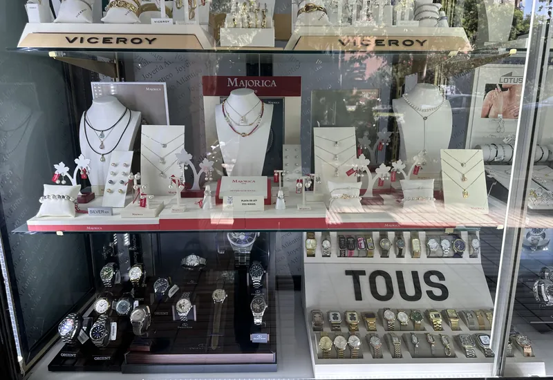 Vitrina de Joyería Atlántico con joyas de Viceroy y Majorica y relojes Tous y Orient